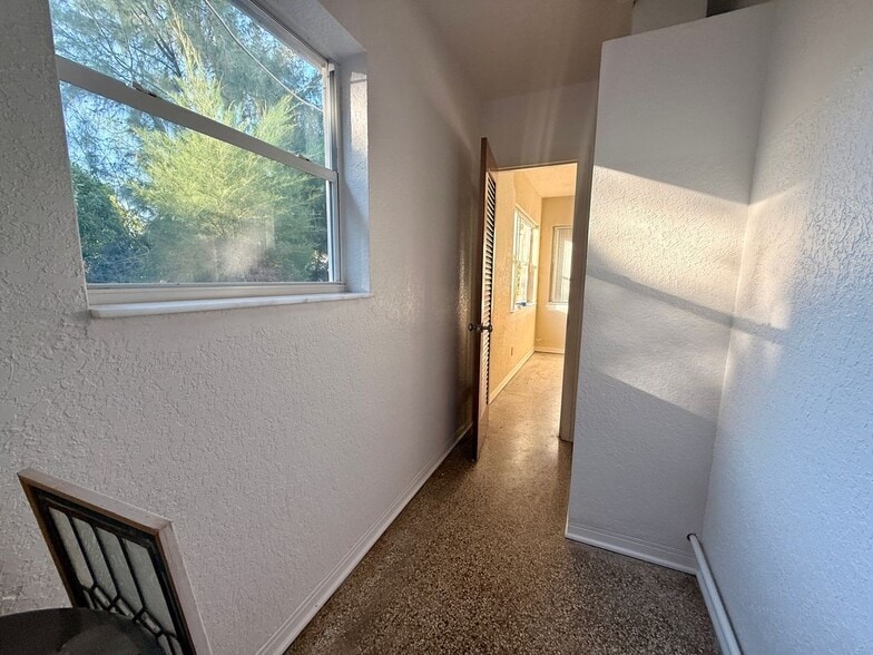 Building Photo - 620 NE 12th Ave