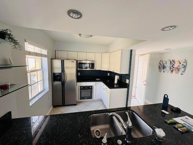 Building Photo - 1060 Lake Shore Dr