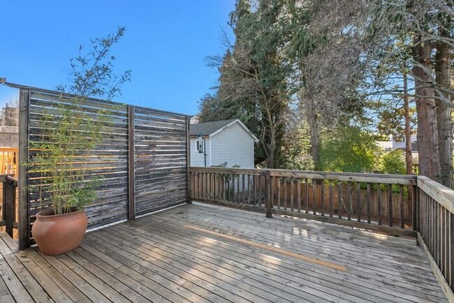 Building Photo - Gorgeous AIR CONDITIONED West Seattle Char...