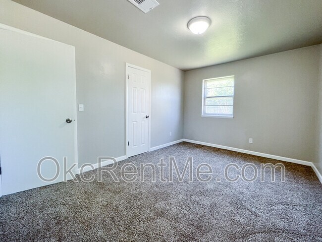 Building Photo - 1428 SW 62nd St