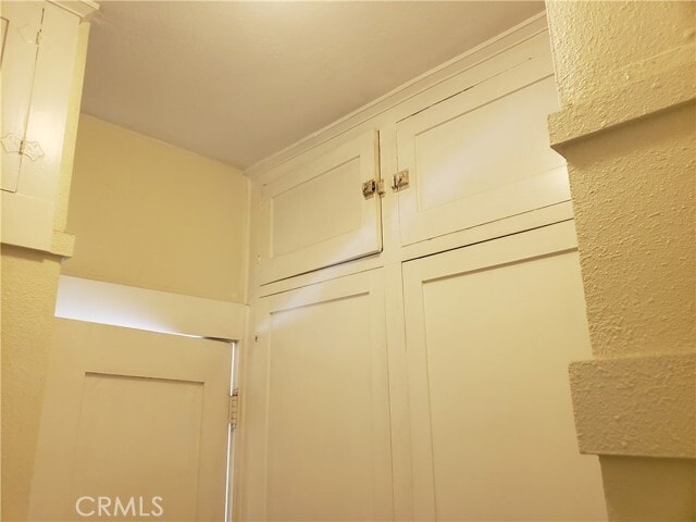 Building Photo - 323 W 4th St