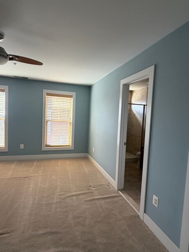 Building Photo - 4 LEVEL TOWNHOUSE WITH 2 CAR GARAGE, WALKING DISTANCE TO DOWNTOWN CROWN