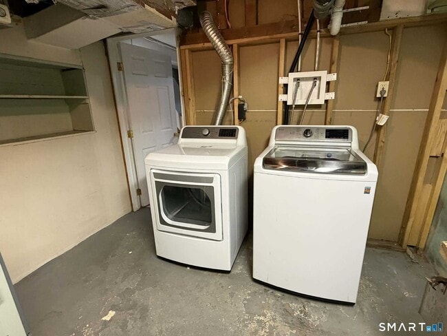 Building Photo - 27 New Hampshire Dr