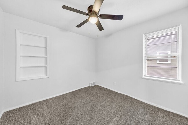 Building Photo - Stunning 5 Bed, 2 Bath Euclid Ohio!