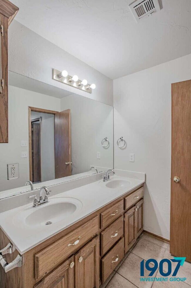 Building Photo - Elegant and Spacious 3-Bedroom Home in Edm...