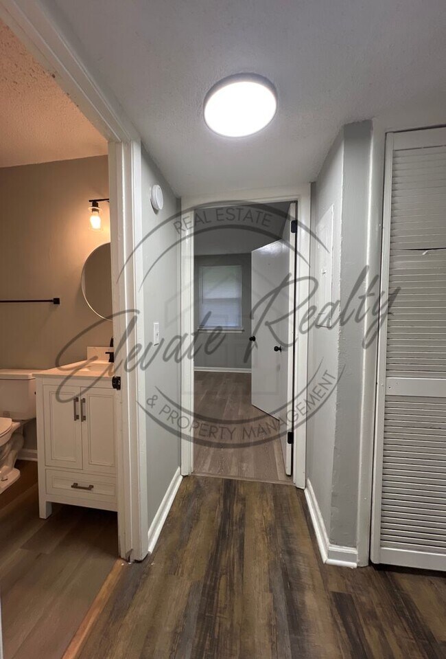 Building Photo - Trailwood Circle 909-911
