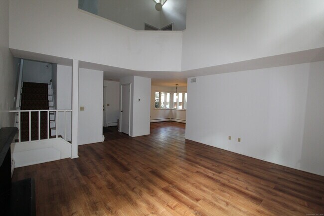 Building Photo - 6 Lyle Ct