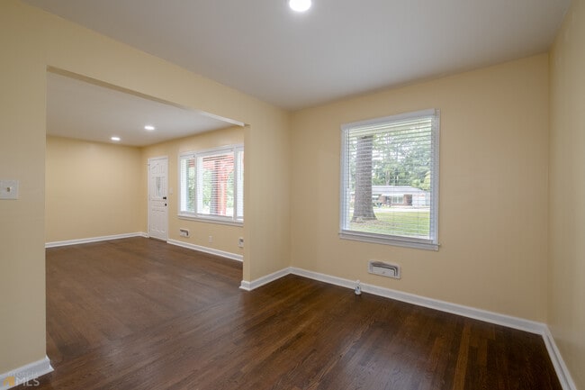 Building Photo - 2926 Gresham Rd S E