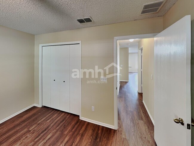 Building Photo - 795 Skyridge Rd