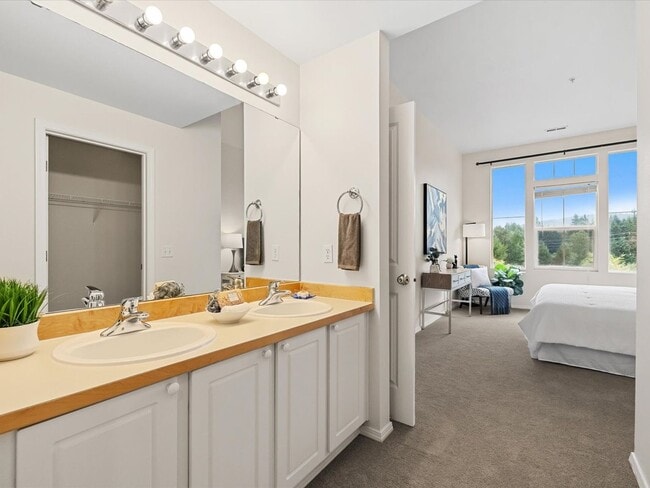 Building Photo - Available Now - 2 Bed/2 Bath End Unit Townhouse with Garage - Issaquah