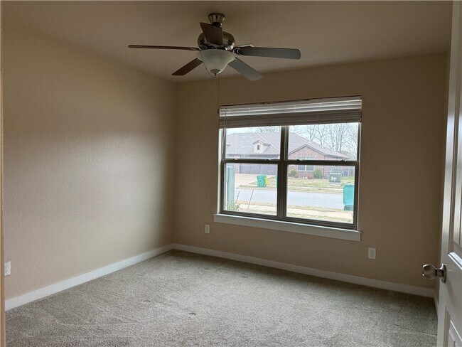 Building Photo - 522 Vee St