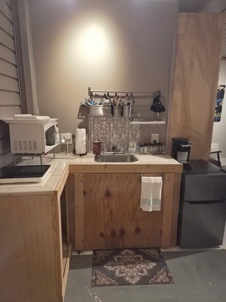 Kitchenette with sink, microwave, cooktop, cooking utensils, etc. - 7 Canterbury Ct SE