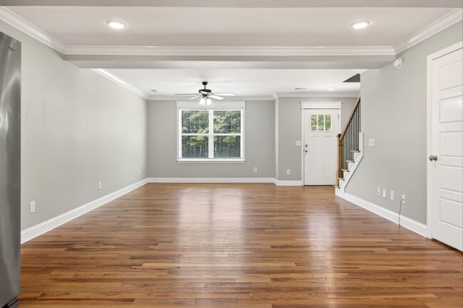 Building Photo - Luxury Size Townhome