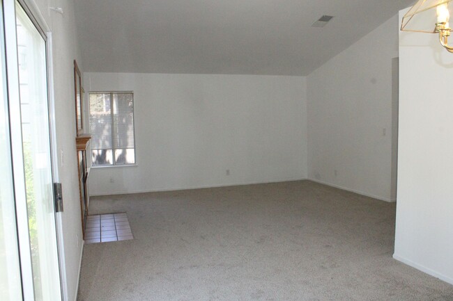 Building Photo - Single Story 3 Bedroom, 2 1/2 Bathroom Tow...