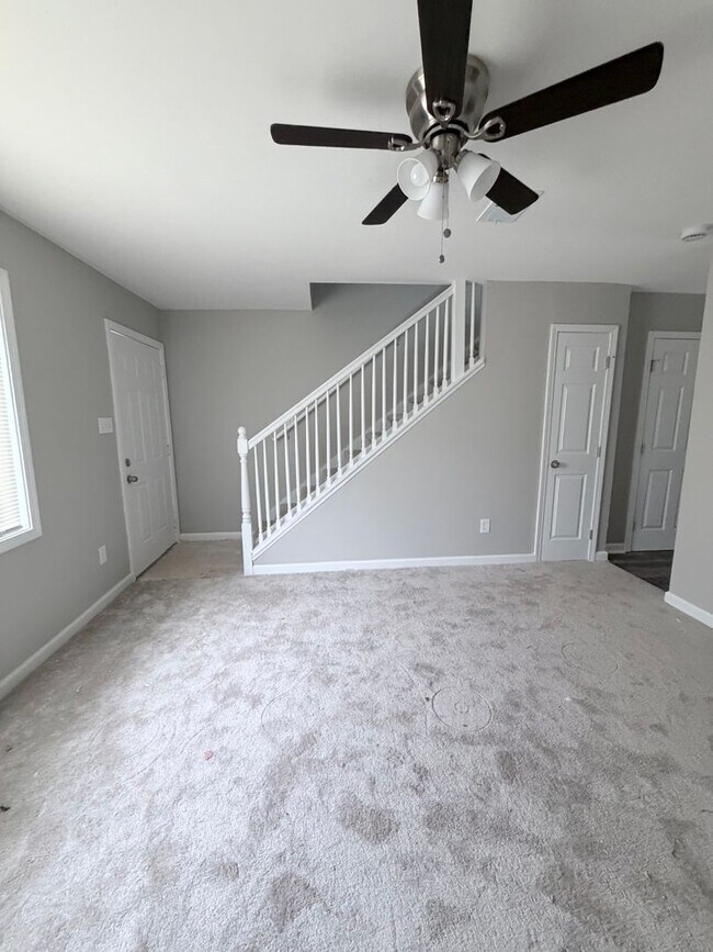 Building Photo - Newly Renovated 2-Bedroom Townhouse in a Prime Location!