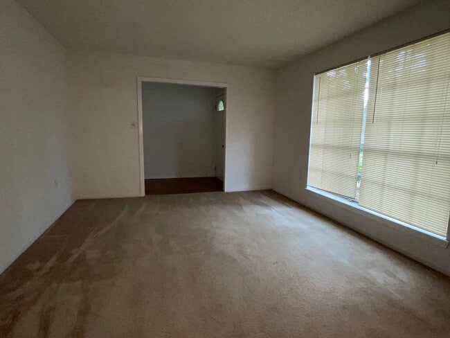 Building Photo - Spacious Home in Country Club Estates