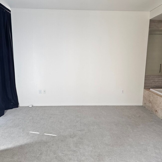 Building Photo - Gorgeous 1 bedroom over the Las Vegas Strip!