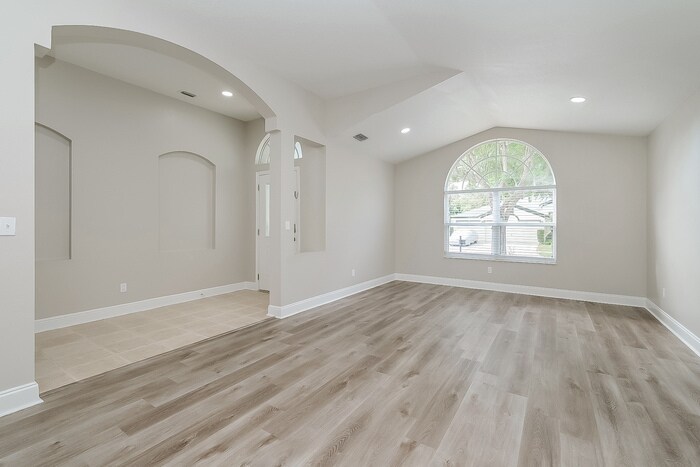 Building Photo - 2614 Vinedale Ave