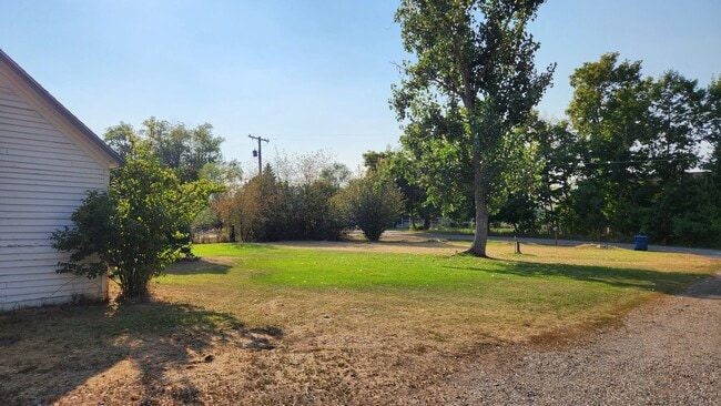 Building Photo - Home on Two Acres with Pets Considered