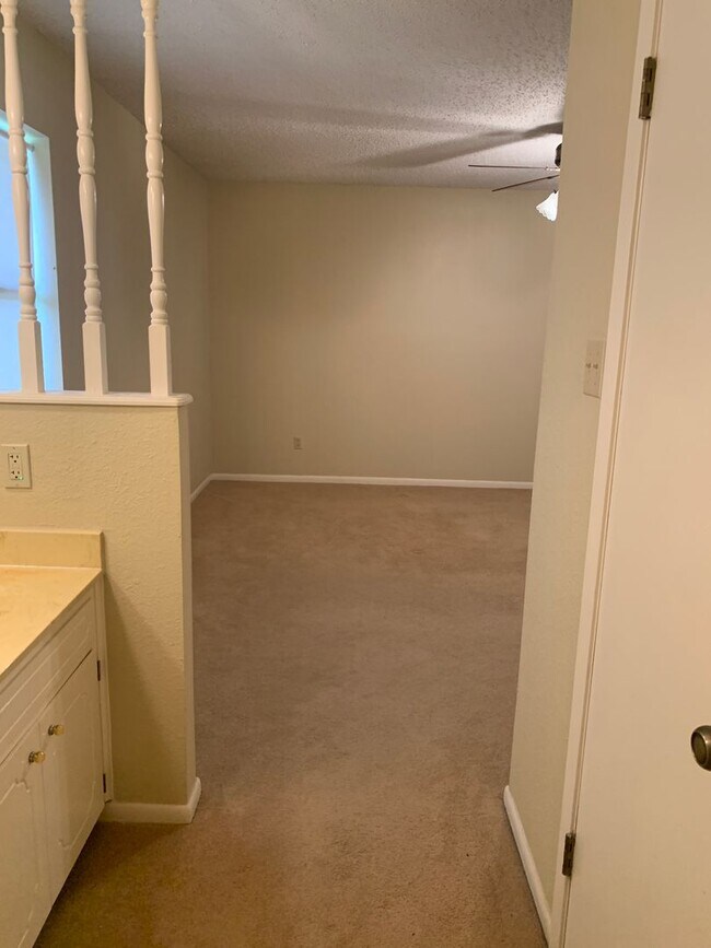 Building Photo - Cozy and Quaint 2 bedroom 2 bath with bonu...