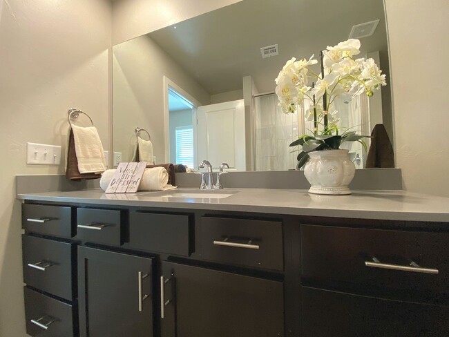 Building Photo - Charming 3 Bed, 2.5 Bath Home in NW OKC!