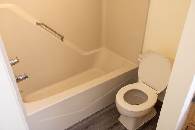 Building Photo - $1,500 | 2 Bedroom, 1 Bathroom | 1st Floor...