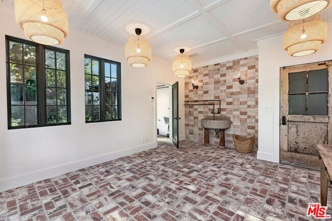 Building Photo - 4416 Arcola Ave