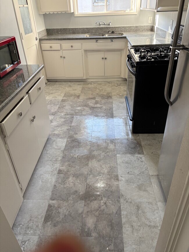 Building Photo - 1615-1621 N Hobart Blvd