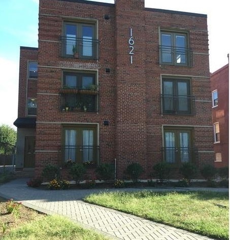 Building Photo - Updated one bed/one bath E Cap Condo, in-unit washer/dryer