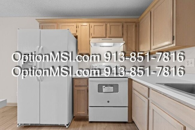 Building Photo - Well Maintained Half Duplex