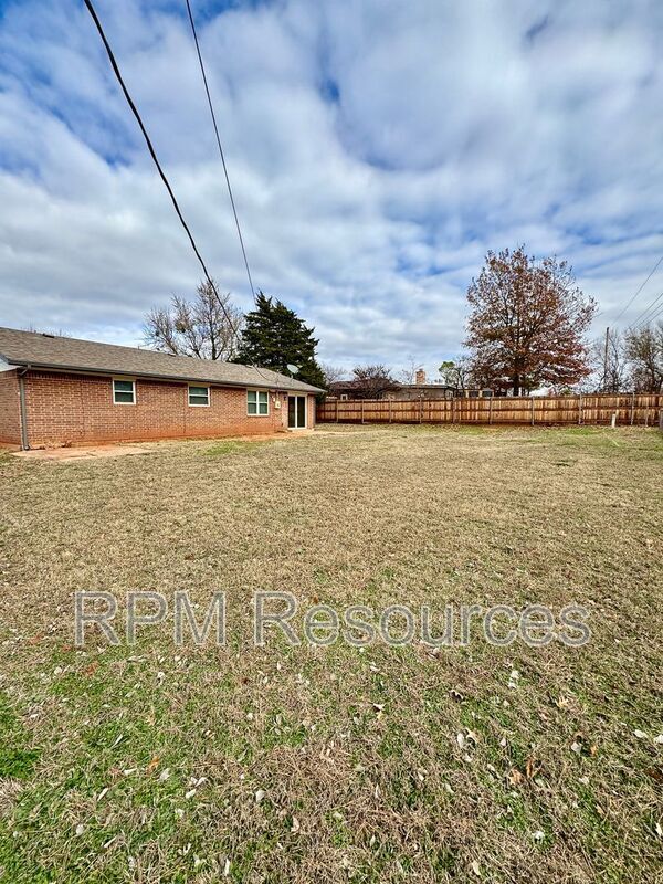 Building Photo - 440 E Carson Ln