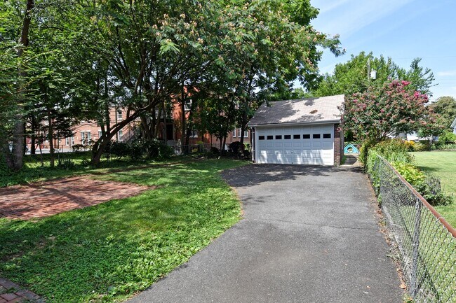 Building Photo - Nestled in the highly desirable Aurora Hills community.