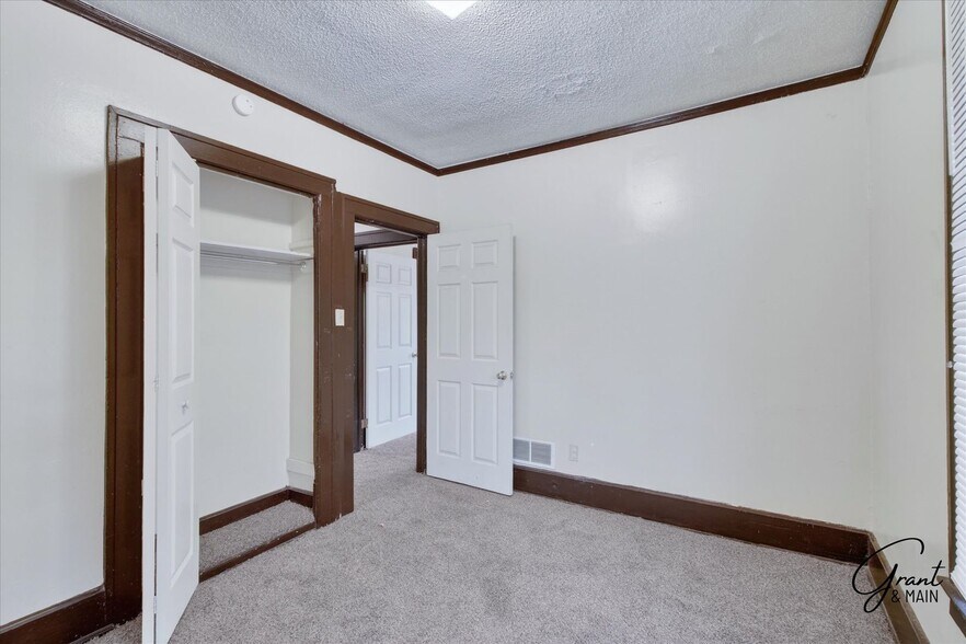 Building Photo - 58/60 Alger - FDR - T
