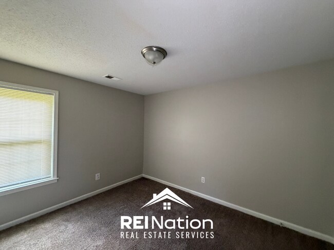 Building Photo - Move-In Ready 3BR/2BA Home in 38133 - Hardwood Floors & Great Storage