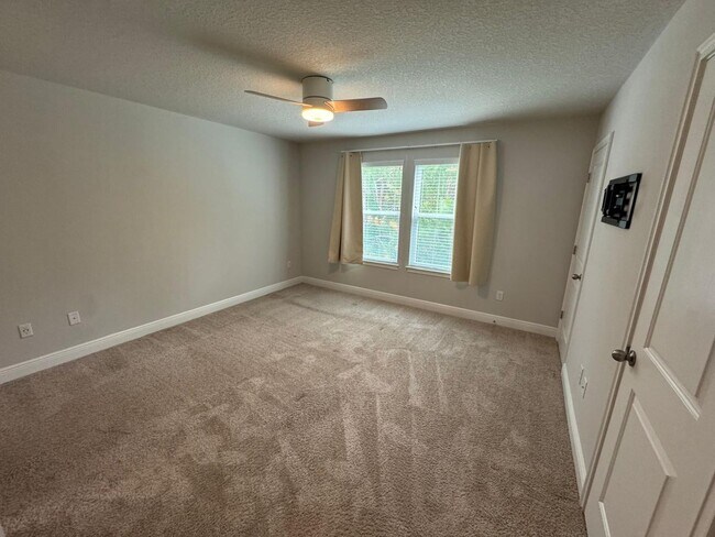 Building Photo - Beautifully maintained 3-bedroom, 2.5-bath townhome