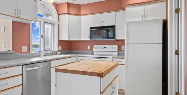 Building Photo - Lakefront End-Unit Condo with Crystal Lake...