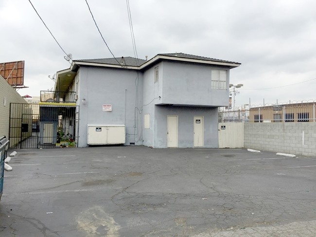 Building Photo - 1942 S La Cienega Blvd