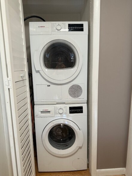 Shared Washer & Dryer - 115 Everett Rd