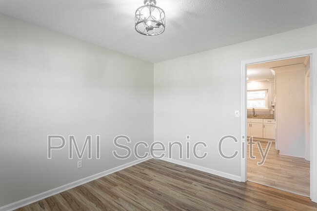 Building Photo - 8140 Holly Crest Dr