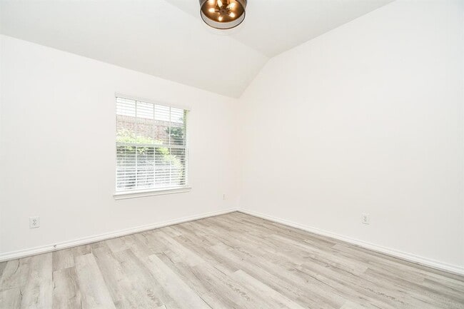 Building Photo - 10206 Hahns Peak Dr