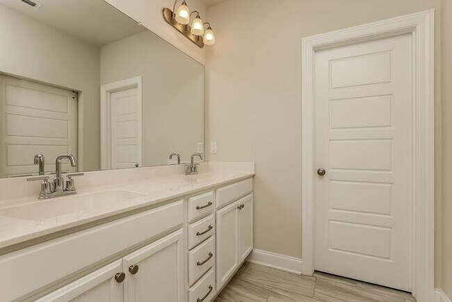 Building Photo - 2508 Elmcroft Ave