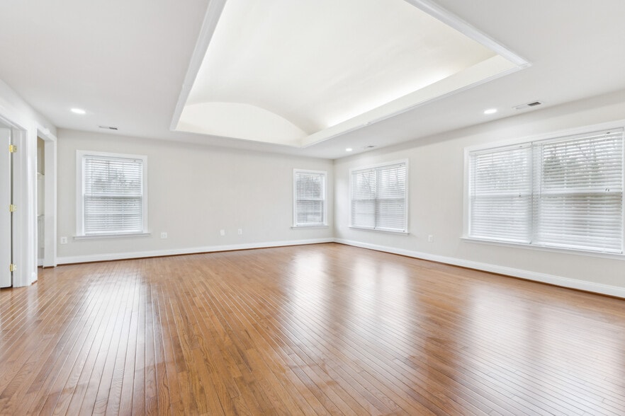 Owner's Bedroom with Gorgeous Ceiling - 10828 Miller Rd