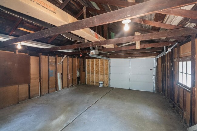 Building Photo - 631 SW Lindenwood Ave
