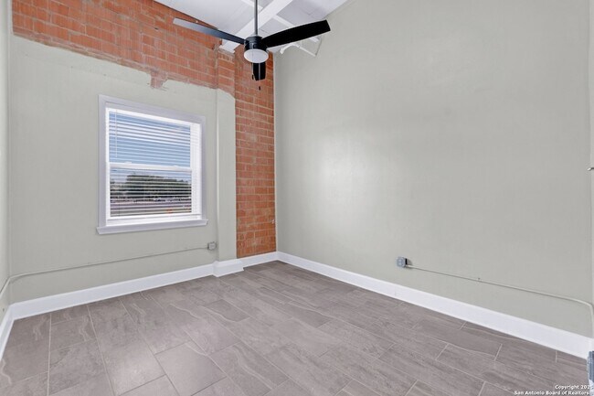 Building Photo - 3363 E Commerce St