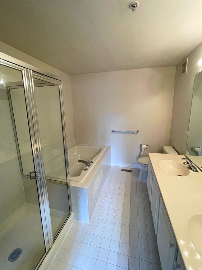 Building Photo - Beautiful 2BR, 2.5BA Townhouse Style Condo Near Old Town Alexandria