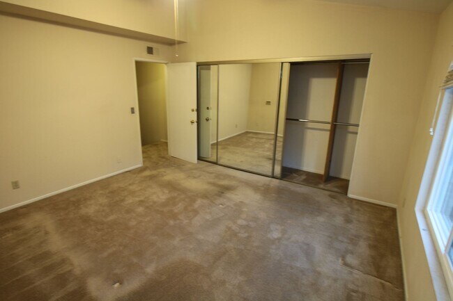 Building Photo - Refurbished Cape Cod Townhome – 2 Master B...