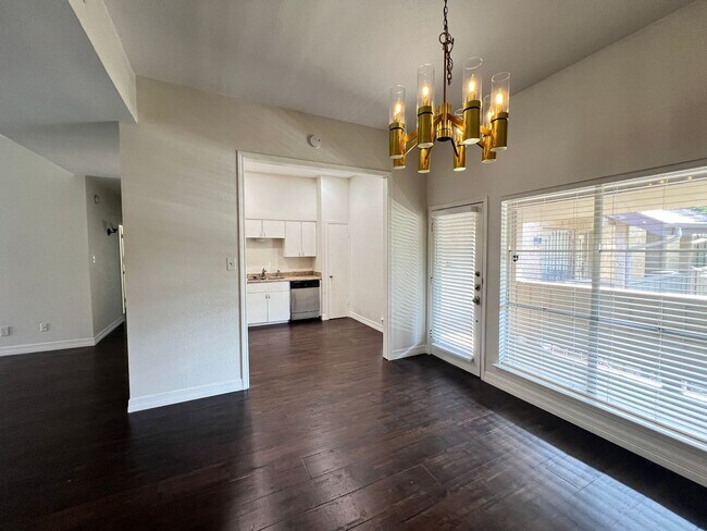 Building Photo - 10432 High Hollows Dr