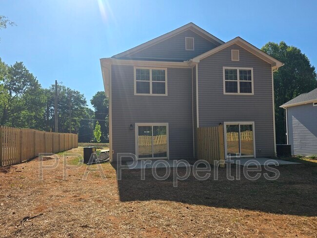 Building Photo - 402 Giles St