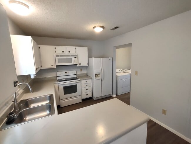 Building Photo - Beautiful Townhome located in Quail Hollow!