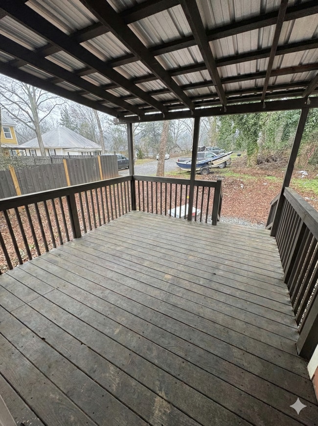 Building Photo - 4 Bedroom Downtown Beauty!